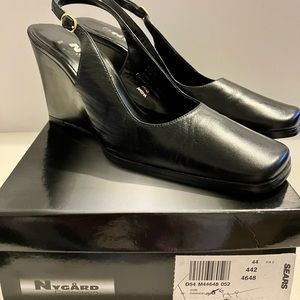 Nygard ladies size 6M leather sling back Shies, new in box.